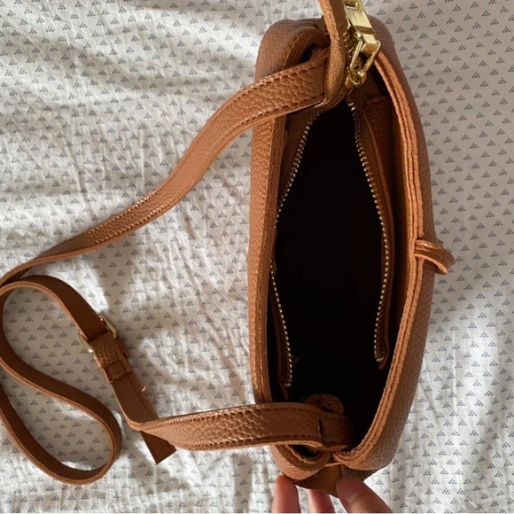 Brown purse with gold hardware - Picture 2 of 3